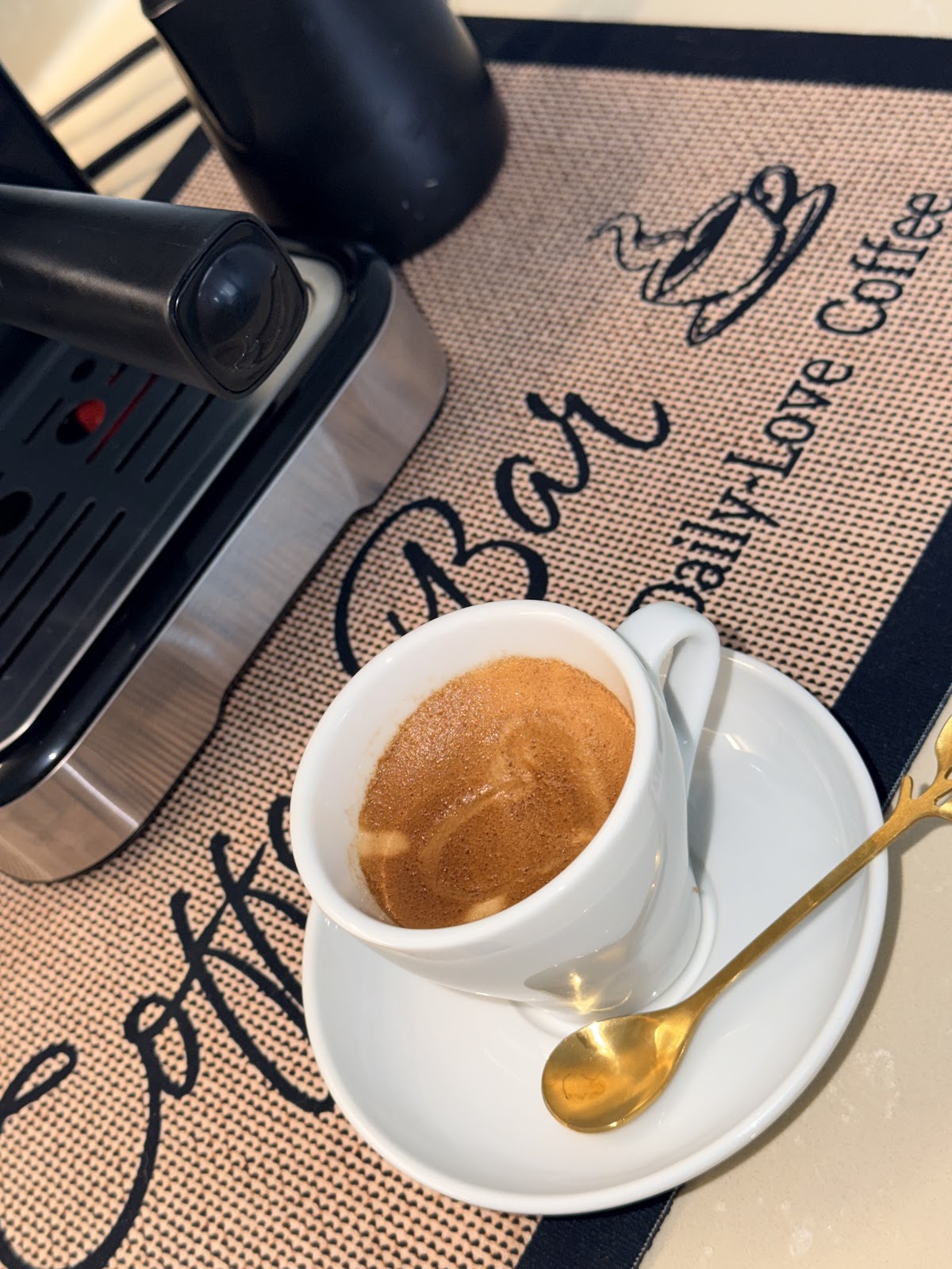 Espresso avec crema parfaite servi dans une tasse blanche