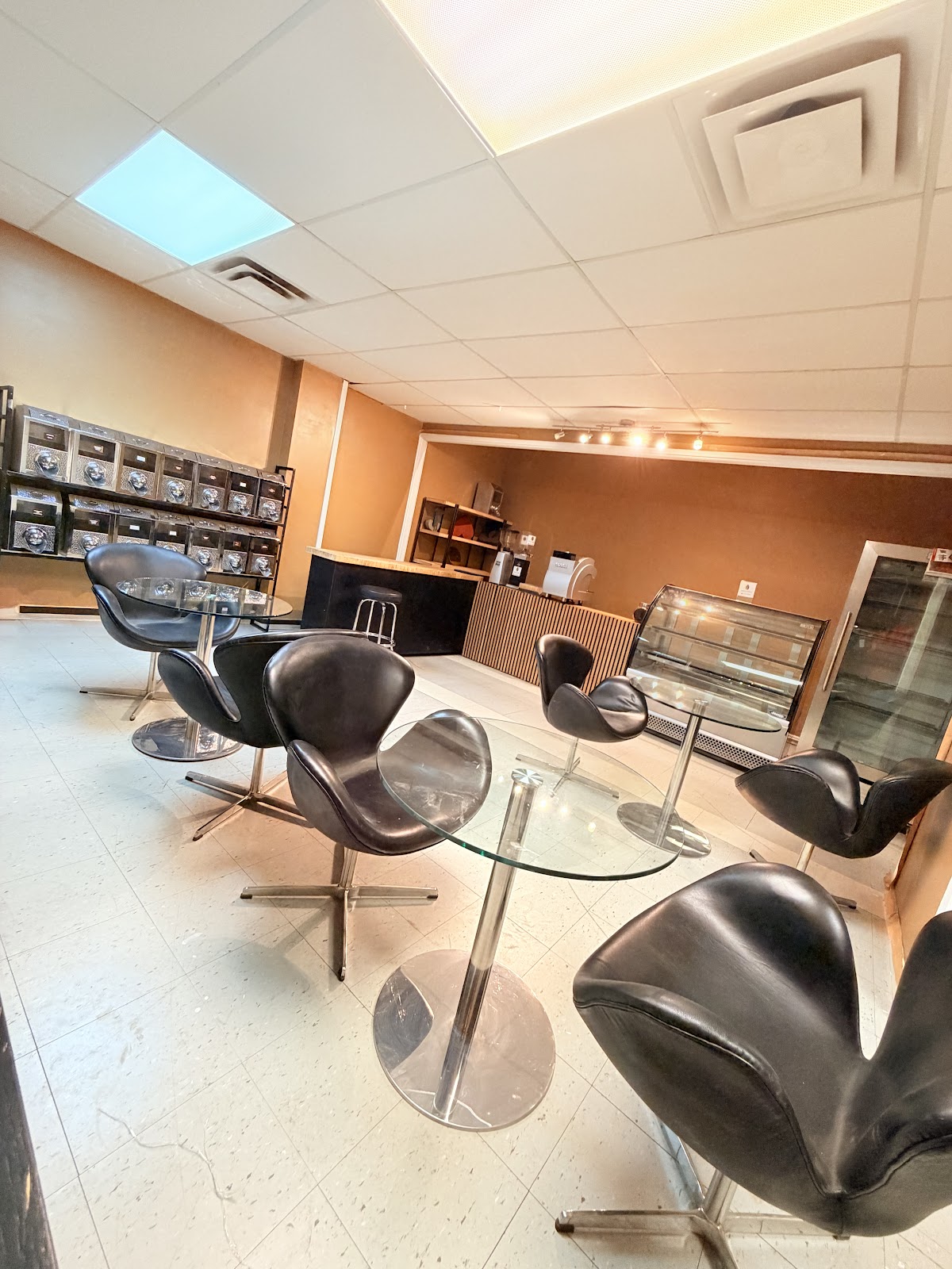 Interieur du cafe Nubia avec mobilier moderne